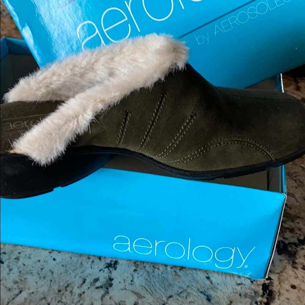 NEVER WORN‼️Aerosoles "Cuddle Up" Olive Green Suede Clogs